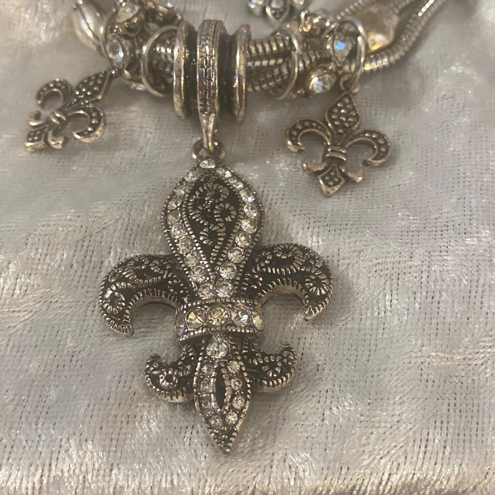 Chic Silver Fleur-de-Lis Necklace and Earring Set - Picture 9 of 11